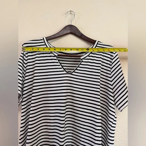 Black & White Striped V-Neck Tee – Size 2XL - Picture 4 of 9